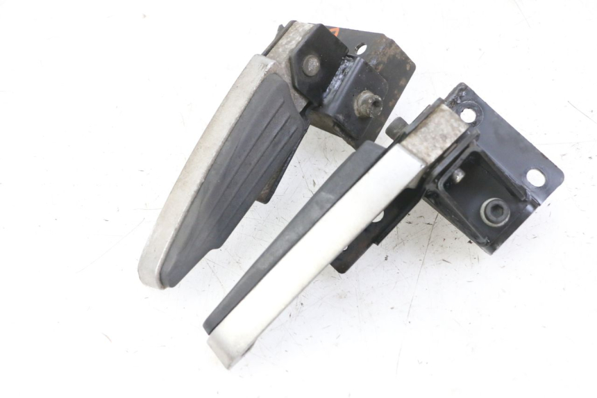 photo de PAIR REAR FOOTRESTS PEUGEOT SATELIS 125 (2013 - 2018)