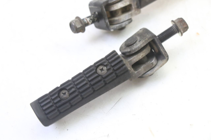 photo de REAR FOOTPEG SET TRIUMPH SPRINT 900 (1995 - 1998)