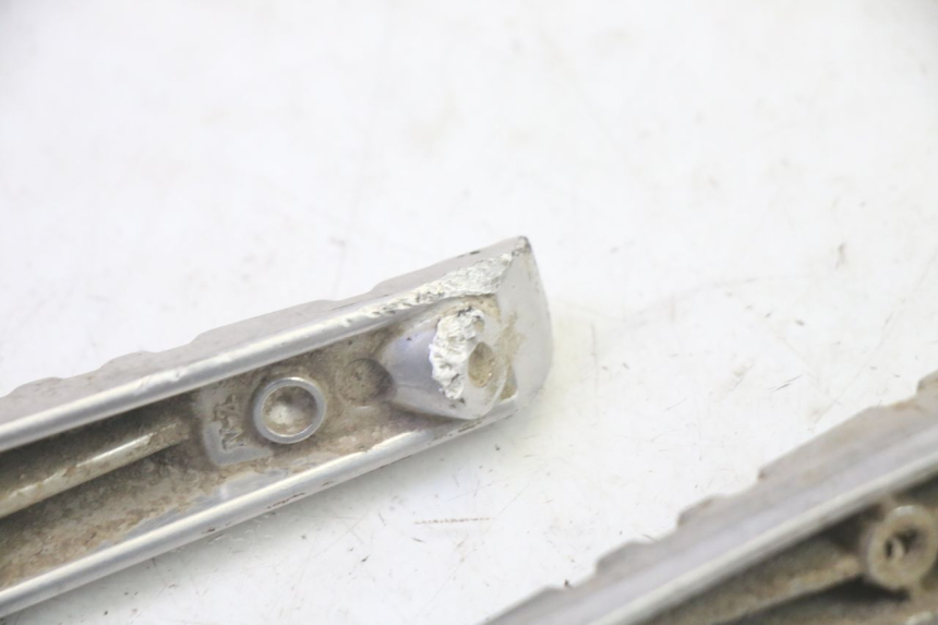 photo de PAIR REAR FOOTRESTS YAMAHA TZR 50 (2008 - 2016) - Technical close-up