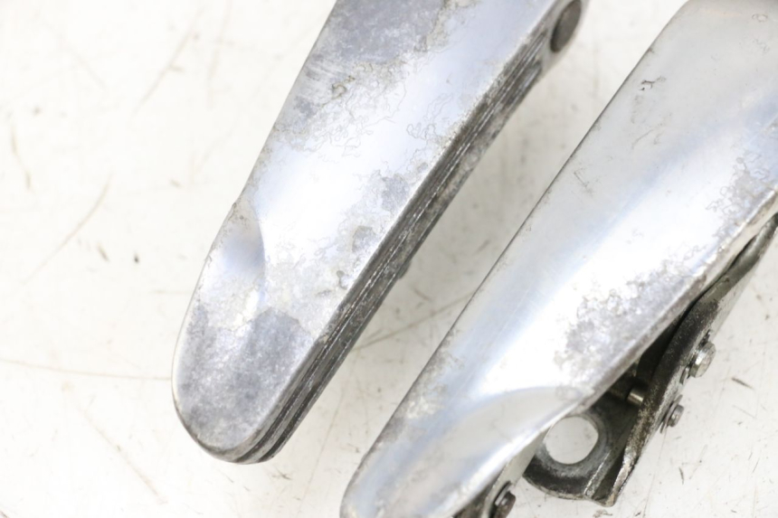 photo de PAIR REAR FOOTRESTS PIAGGIO VESPA GTS SUPER IE 125 (2009 - 2016) - Surface and material condition