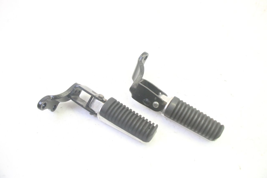 photo de PAIR OF REAR FOOTRESTS YAMAHA XMAX X-MAX 125 (2006 - 2009) - Surface and material condition