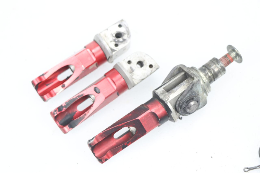 photo de REAR FOOTREST PAIR KAWASAKI Z S 750 (2003 - 2006)