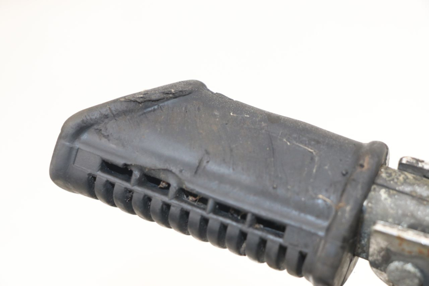 photo de PAIR FRONT FOOTREST SUZUKI GN 125 (1997 - 2000)
