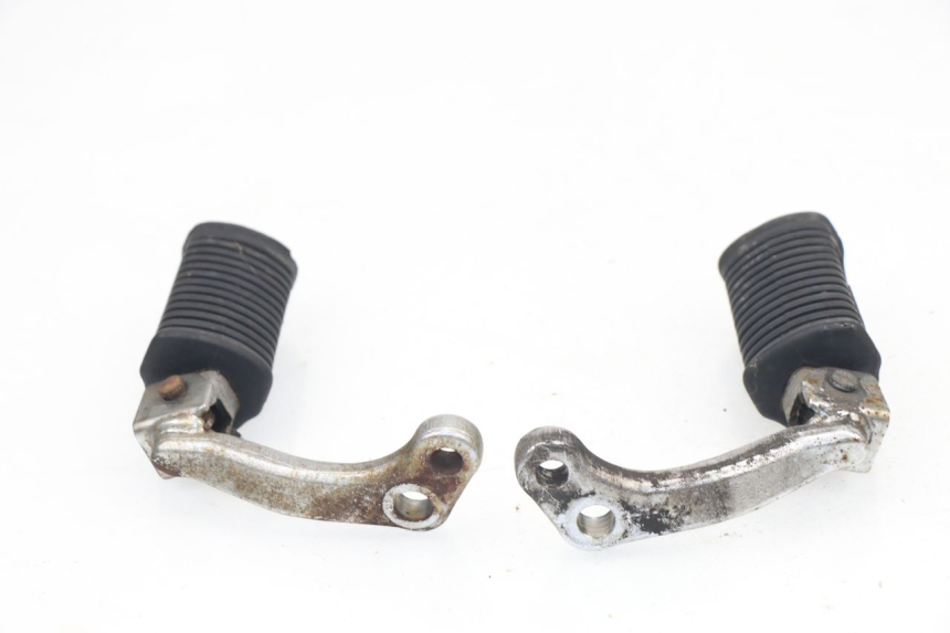photo de PAIR FRONT FOOTREST SUZUKI GN 125 (1997 - 2000)