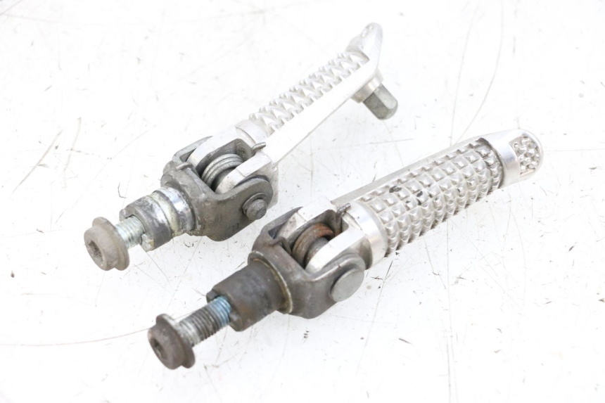 photo de PAIR FRONT FOOTREST SUZUKI GSXR GSX-R 1000 (2003 - 2004) - Technical close-up