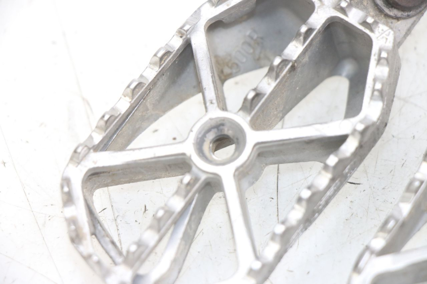photo de PAIR OF FRONT FOOTRESTS KAWASAKI KXF KX-F 250 (2012 - 2014)