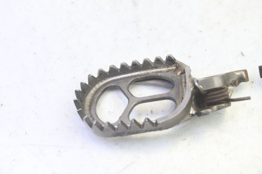 photo de PAIR FRONT FOOTREST KAWASAKI KXF KX-F 250 (2017 - 2019) - Alternative perspective