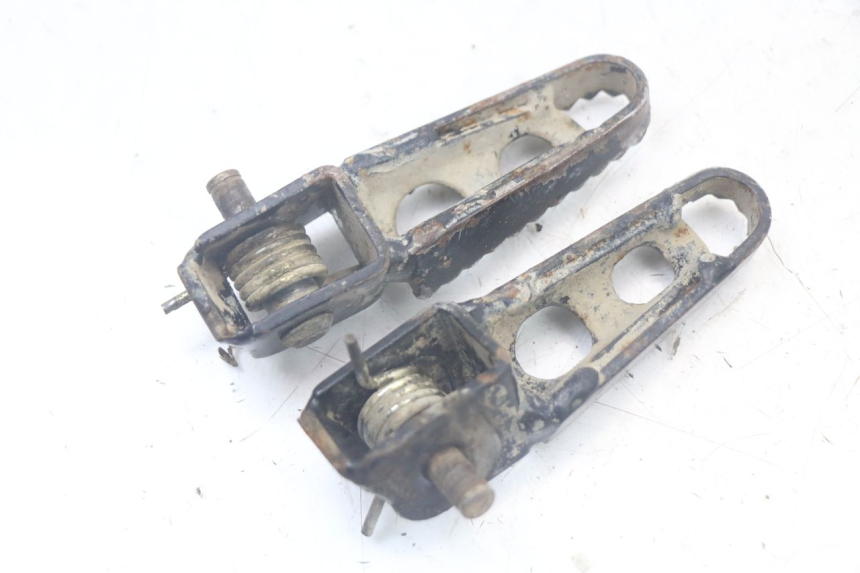 photo de PAIR OF FRONT FOOTRESTS PEUGEOT XP6 50 (1997 - 2003)