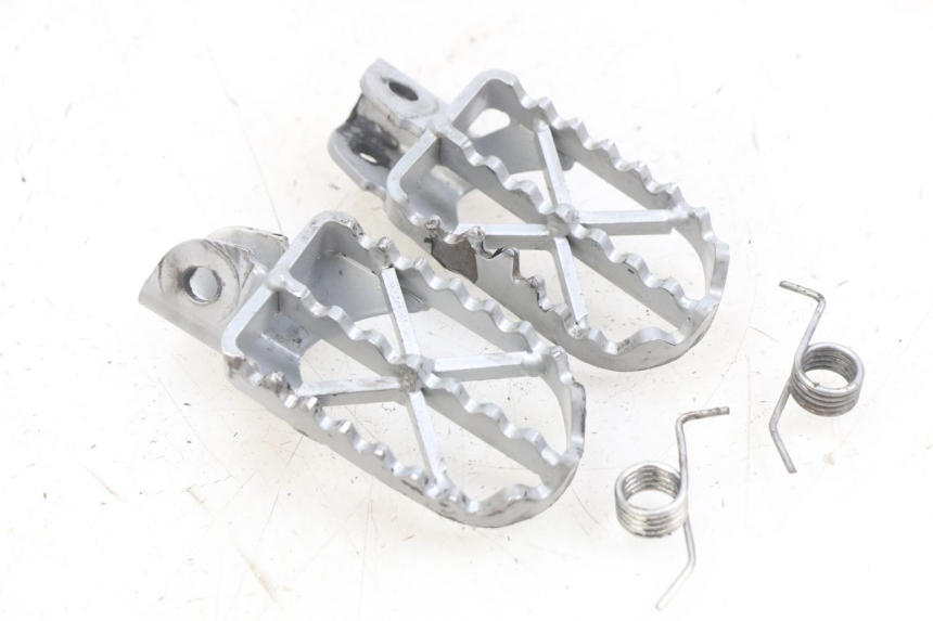 photo de PAIR OF FRONT FOOTRESTS YCF R-START 125