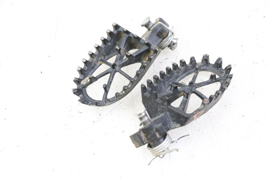 photo de PAIR OF FRONT FOOTRESTS APOLLO RFZ 125