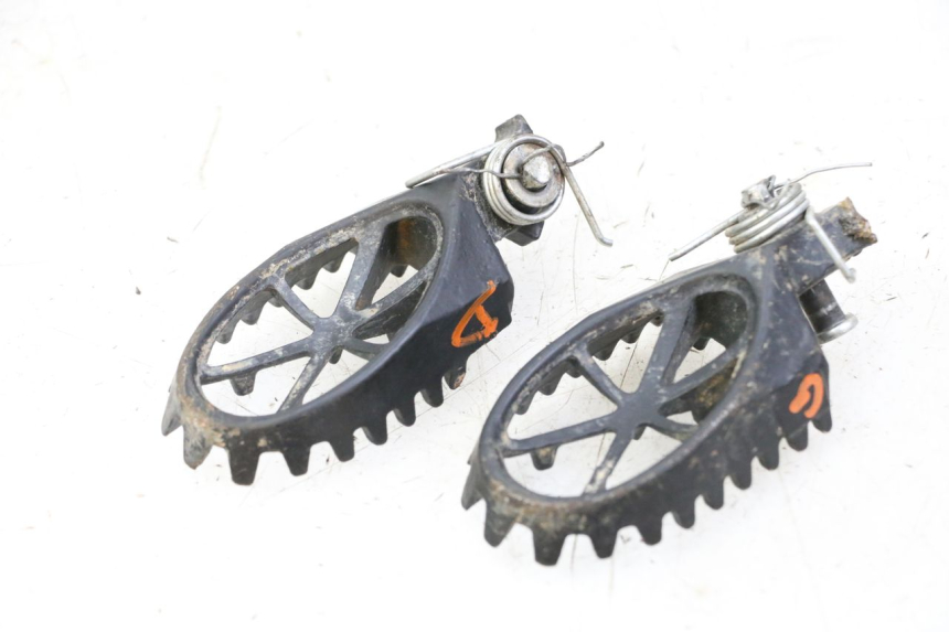 photo de PAIR OF FRONT FOOTRESTS APOLLO RFZ 125