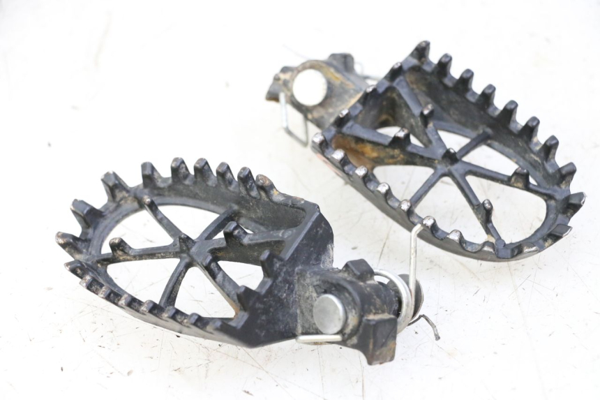 photo de PAIR OF FRONT FOOTRESTS APOLLO RFZ 125