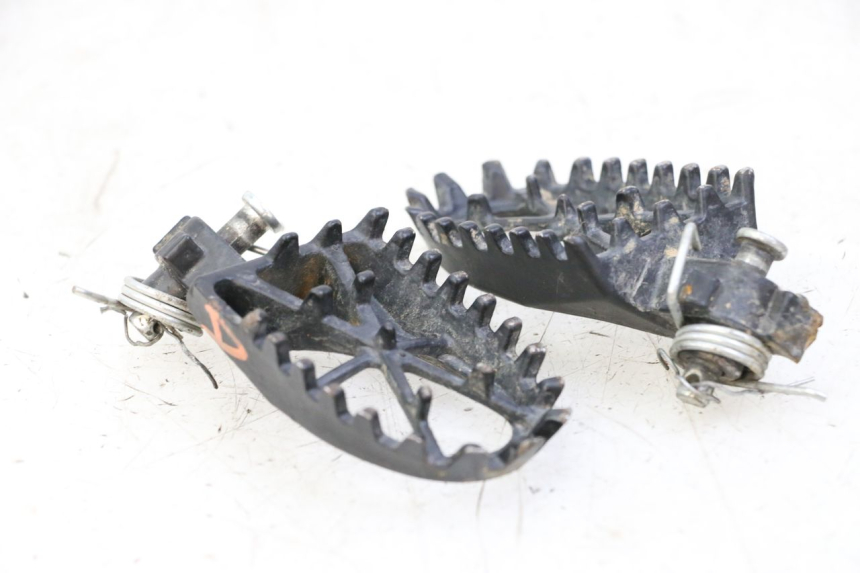 photo de PAIR OF FRONT FOOTRESTS APOLLO RFZ 125