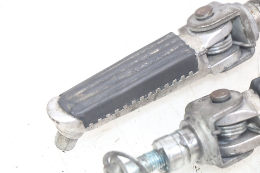 photo de PAIR OF FRONT FOOTRESTS SUZUKI SV N 650 (1999 - 2002)