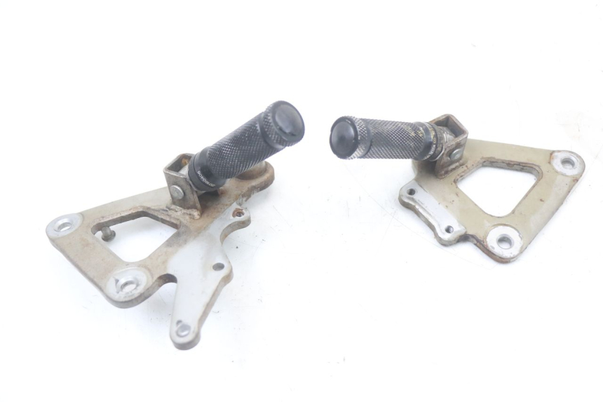 photo de PAIR FRONT MOUNT FOOTRESTS SUZUKI GS F 500 (2004 - 2007)