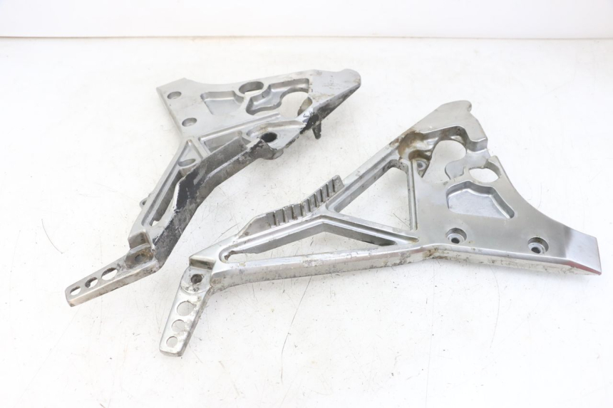 photo de PAIR OF FRONT FOOTREST BRACKETS YAMAHA FJ 3CX 1200 (1986 - 1996)