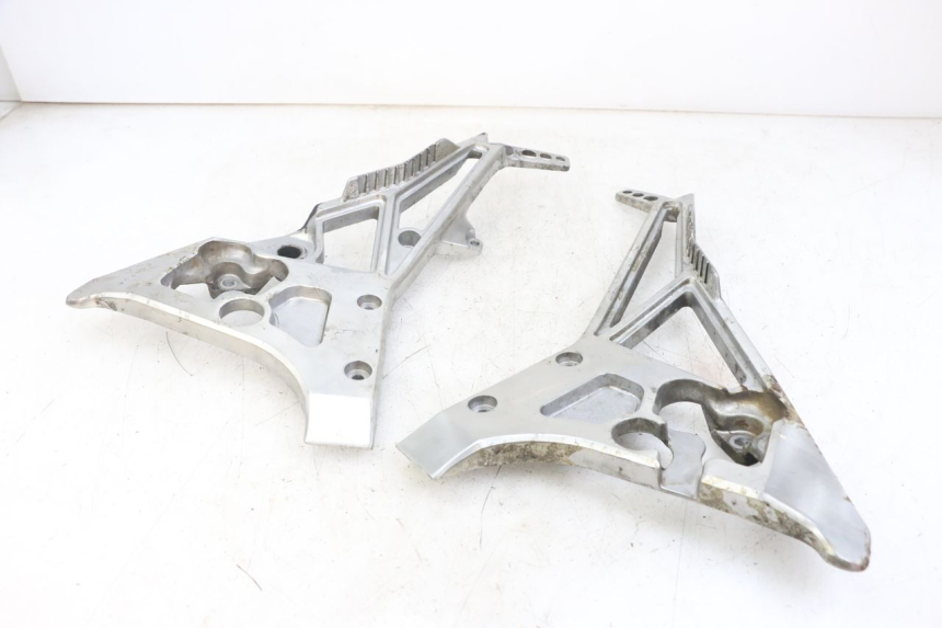 photo de PAIR OF FRONT FOOTREST BRACKETS YAMAHA FJ 3CX 1200 (1986 - 1996)