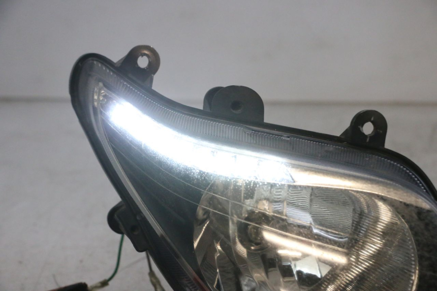 photo de RIGHT HEADLIGHT SYM GTS EVO 125 (2009 - 2013) - Distinctive features