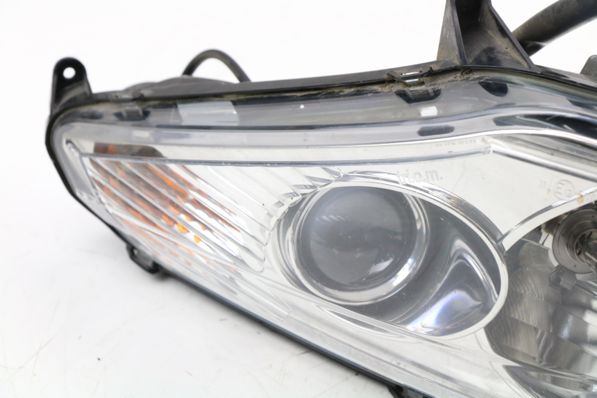 photo de RIGHT HEADLIGHT PEUGEOT SATELIS COMPRESSOR K15 125 (2006 - 2009)