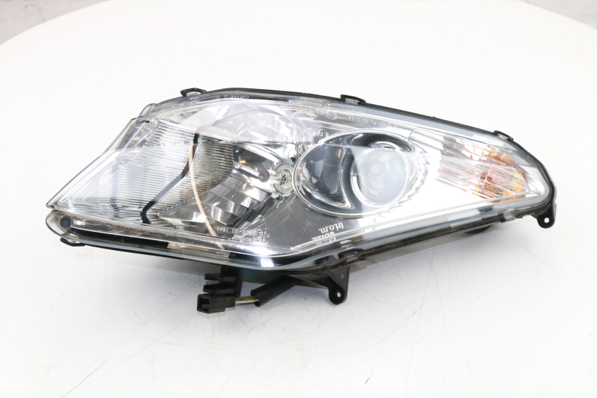 photo de RIGHT HEADLIGHT PEUGEOT SATELIS COMPRESSOR K15 125 (2006 - 2009)