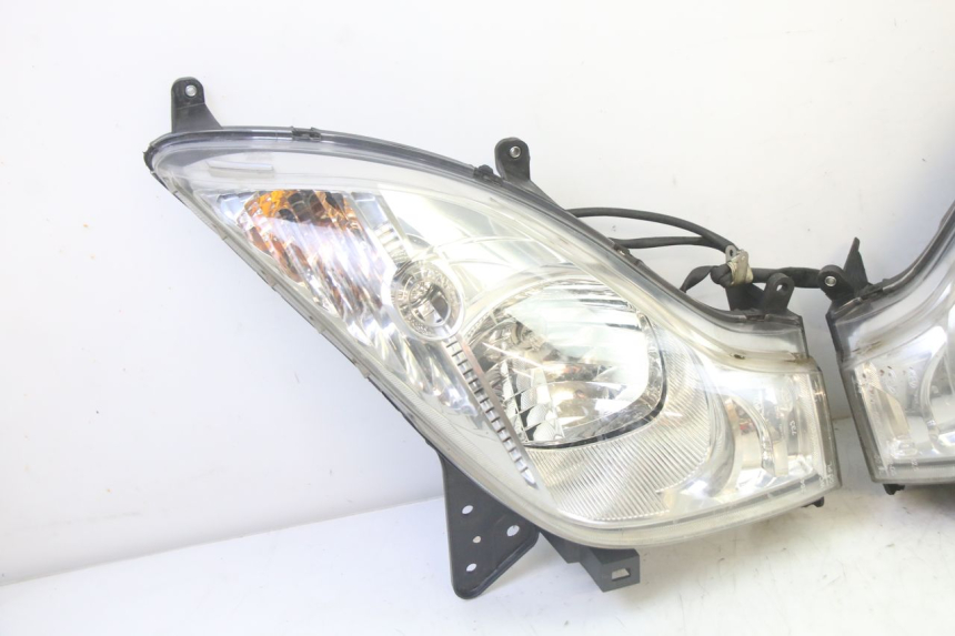photo de FRONT HEADLIGHT HONDA FES S-WING SWING ABS 125 (2007 - 2015) - Zoom on usage condition