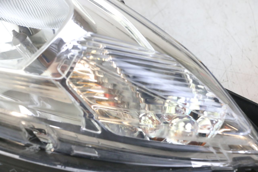photo de LEFT HEADLIGHT PEUGEOT SATELIS 125 (2013 - 2018)