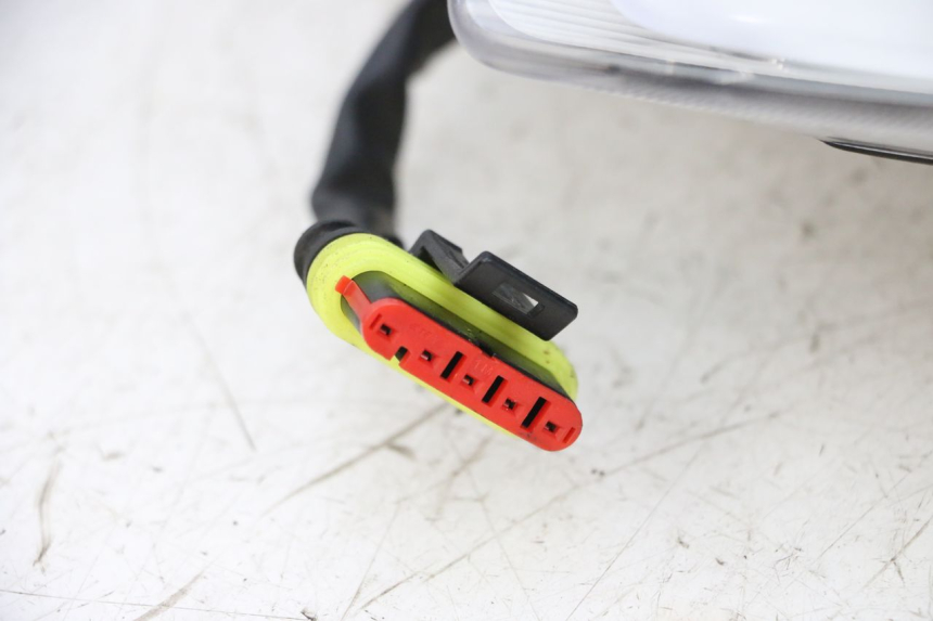 photo de HEADLIGHT PIAGGIO MP3 HPE 300 (2019 - 2026) - High-resolution close-up