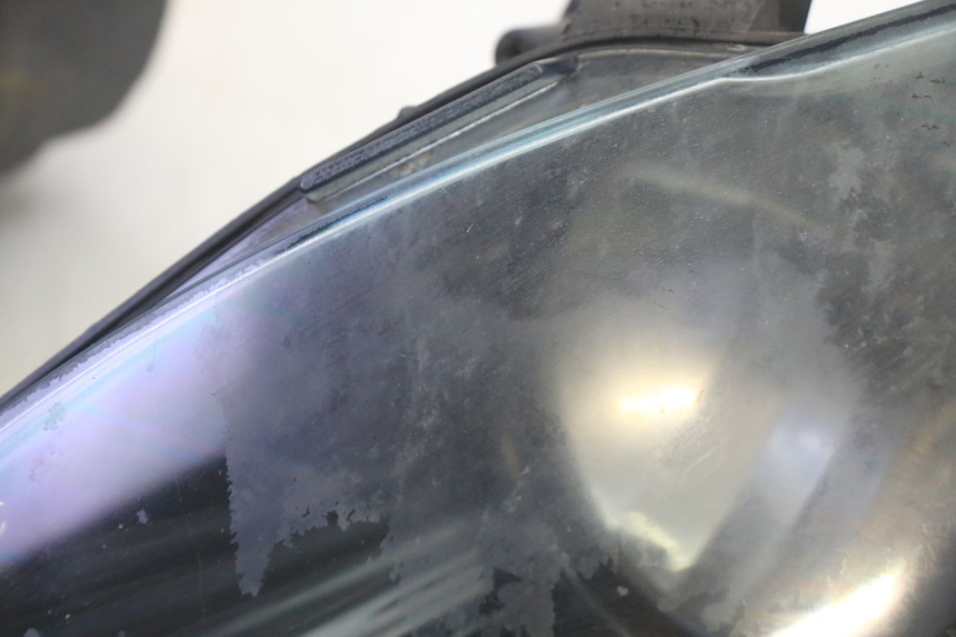 photo de HEADLIGHT PIAGGIO MP3 RL 250 (2007 - 2010) - Fixing points details