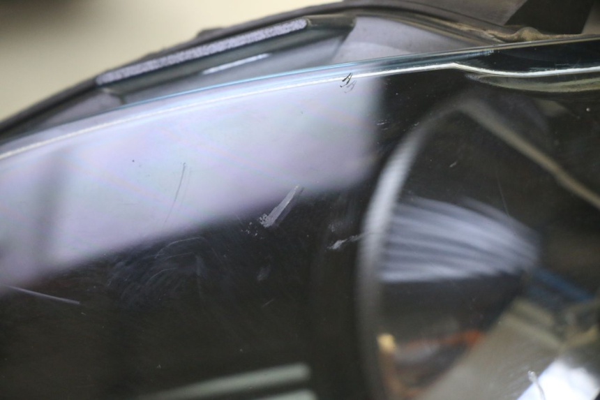 photo de HEADLIGHT PIAGGIO MP3 RL 250 (2007 - 2010) - Technical close-up