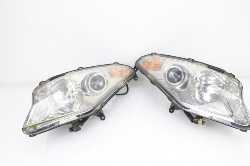 photo de HEADLIGHT PEUGEOT SATELIS 125 (2010 - 2012)