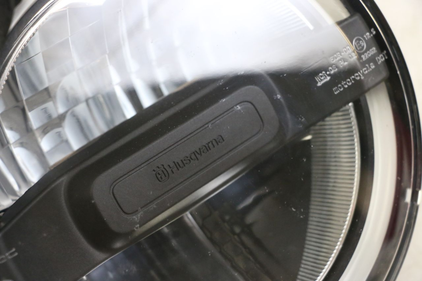 photo de HEADLIGHT HUSQVARNA SVARTPILEN 401 (2018 - 2023) - Surface and material condition