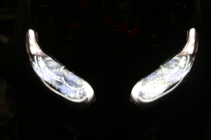 photo de HEADLIGHT YAMAHA XMAX X-MAX 125 (2021 - 2025)