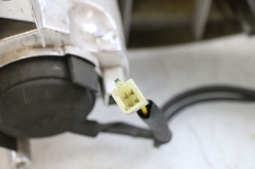 photo de FRONT HEADLIGHT YAMAHA X-MAX XMAX 125 (2010 - 2013) - Fixing points details