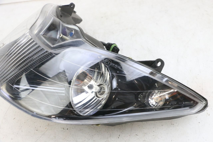 photo de FRONT HEADLIGHT PIAGGIO XEVO - X EVO 125 (2007 - 2016) - Alternative perspective