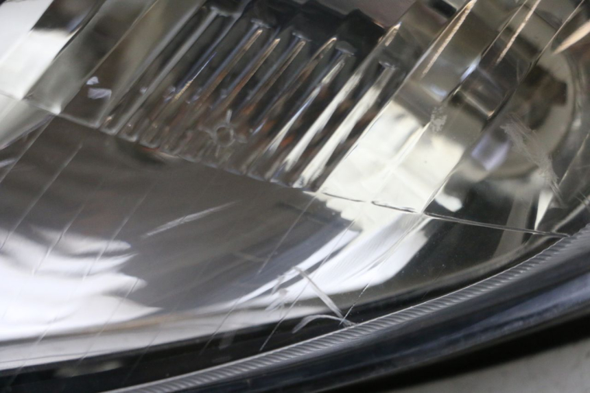 photo de FRONT HEADLIGHT YAMAHA YP MAJESTY 125 (2002 - 2006) - Fixing points details