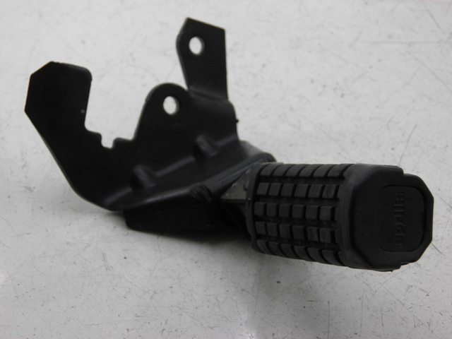 photo de REAR RIGHT FOOTREST MOUNT APRILIA SCARABEO 100 (2003 - 2012)