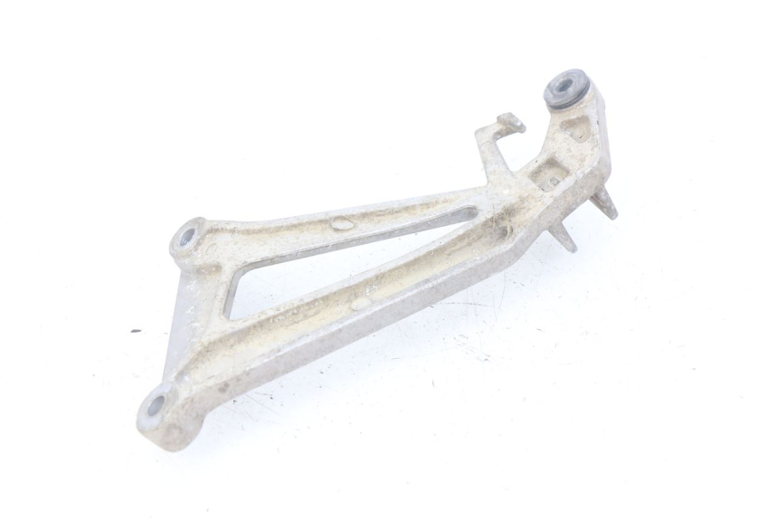 photo de REAR RIGHT FOOTREST MOUNT HONDA CBR R 125 (2003 - 2006)
