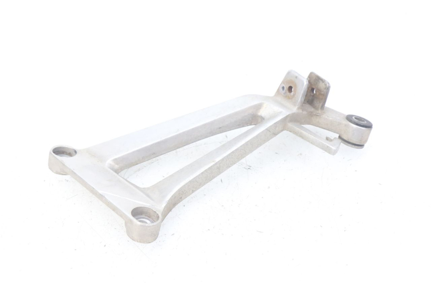 photo de REAR RIGHT FOOTREST MOUNT HONDA CBR R 125 (2003 - 2006)