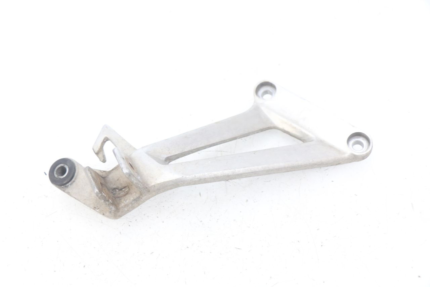 photo de REAR RIGHT FOOTREST MOUNT HONDA CBR R 125 (2003 - 2006)