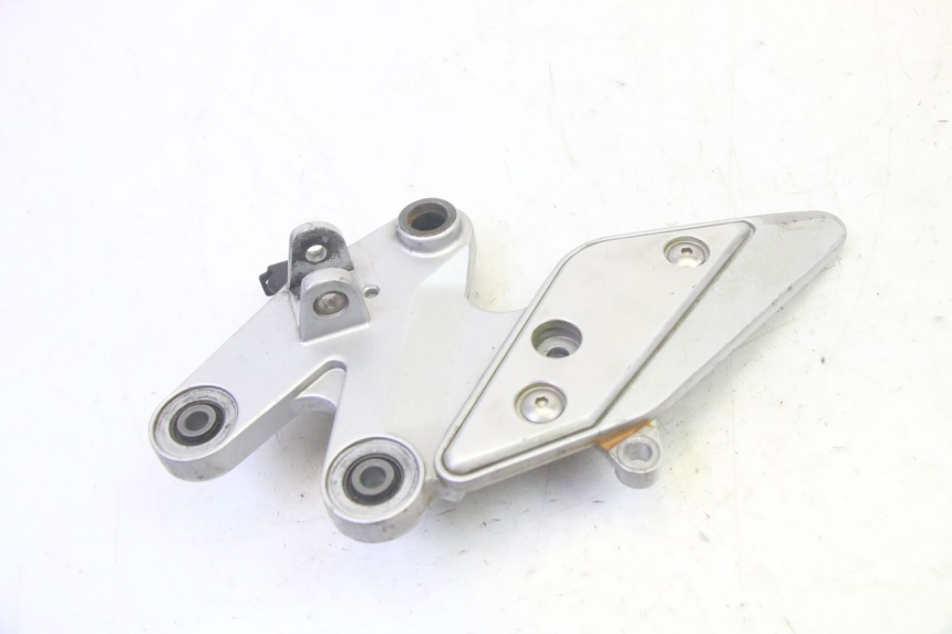 photo de REAR RIGHT FOOTREST MOUNT YAMAHA FZ6 N FAZER 600 (2004 - 2006)