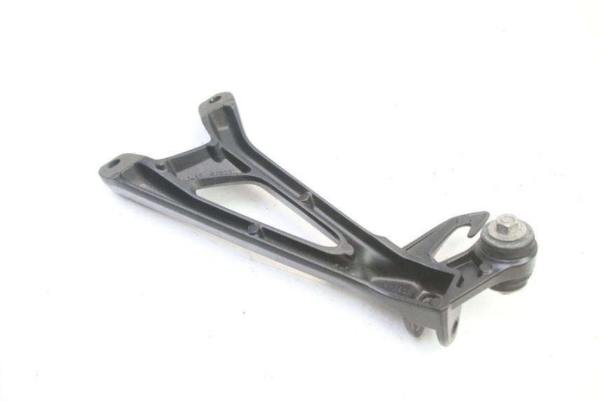 photo de REAR RIGHT FOOTREST MOUNT SUZUKI GSR 750 (2011 - 2017)