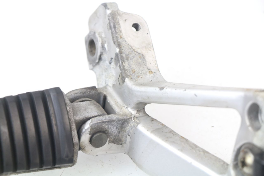 photo de REAR RIGHT FOOTREST MOUNT KAWASAKI GTR 1000 (1994 - 2004)