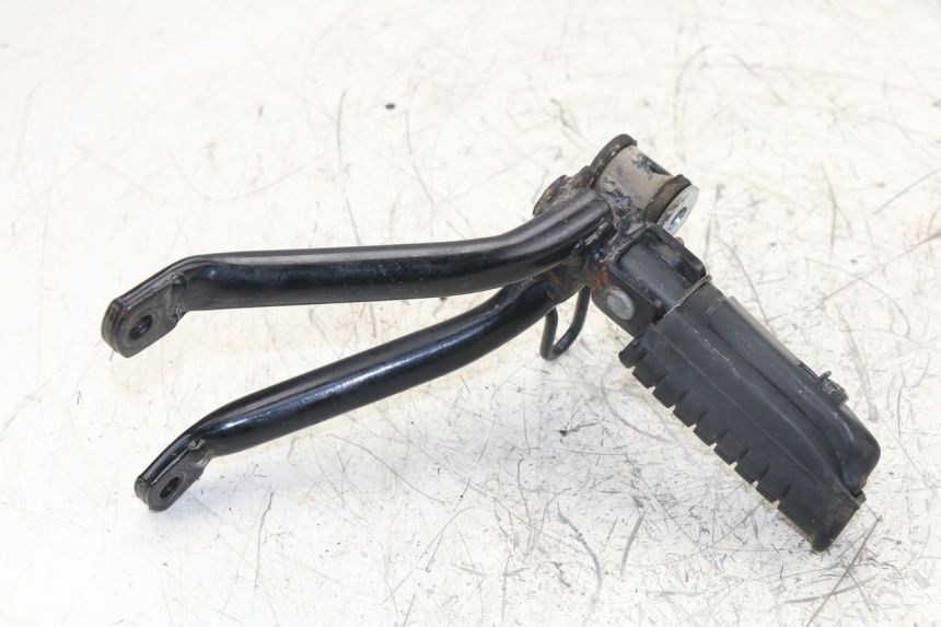 photo de REAR RIGHT FOOTREST MOUNT HONDA CBF 125 (2009 - 2015)