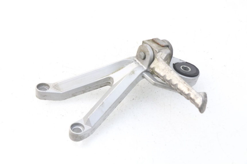photo de REAR RIGHT FOOTREST MOUNT HYOSUNG COMET GTR 125 (2007 - 2014)