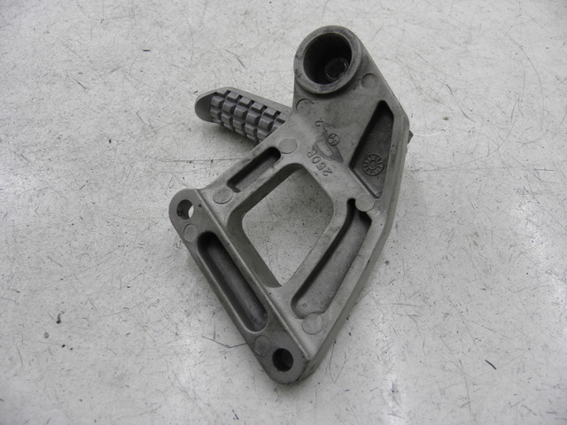 photo de REAR RIGHT FOOTREST MOUNT KAWASAKI ZZR 600 (1995 - 2004)