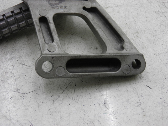 photo de REAR RIGHT FOOTREST MOUNT KAWASAKI ZZR 600 (1995 - 2004)