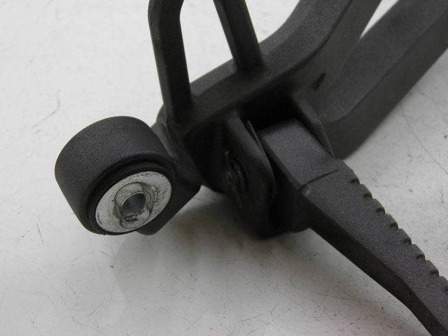 photo de REAR RIGHT FOOTREST MOUNT KYMCO QUANNON NAKED 125 (2010)