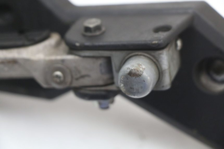 photo de REAR RIGHT FOOTREST MOUNT KYMCO SUPER 8 4T 50 (2021 - 2024)