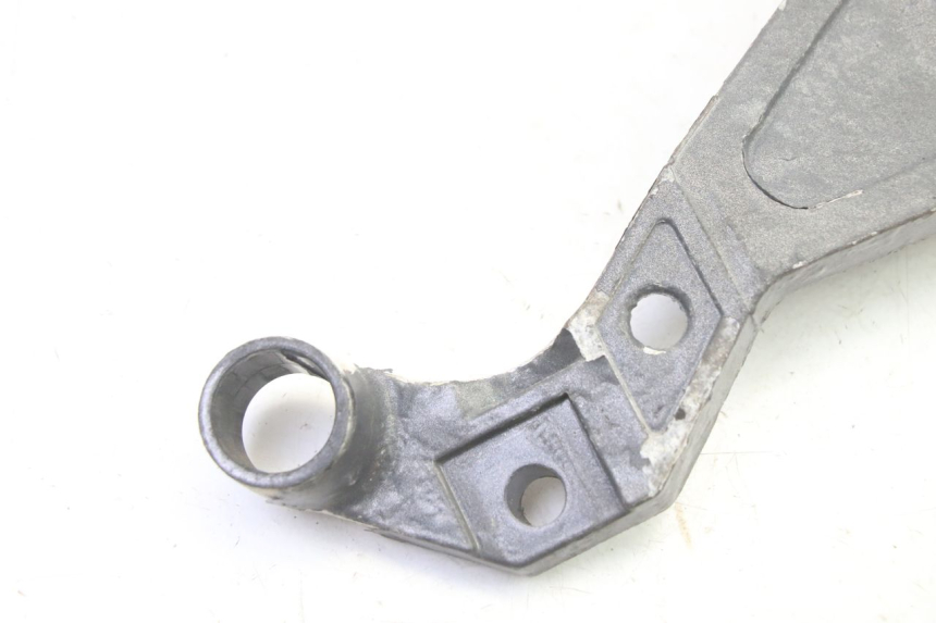 photo de REAR RIGHT FOOTREST MOUNT TRIUMPH SPRINT 900 (1995 - 1998)