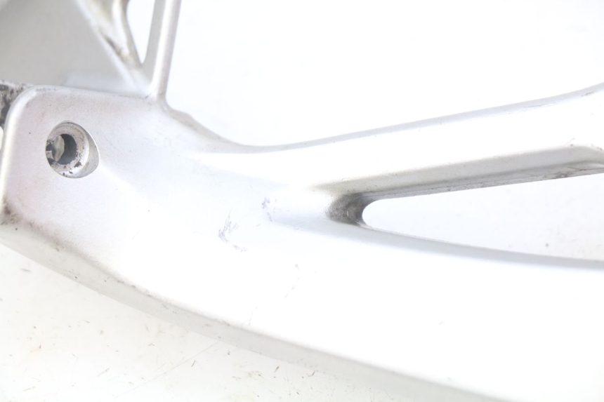 photo de RIGHT REAR FOOTREST MOUNTING PLATE SUZUKI SV N 650 (1999 - 2002)